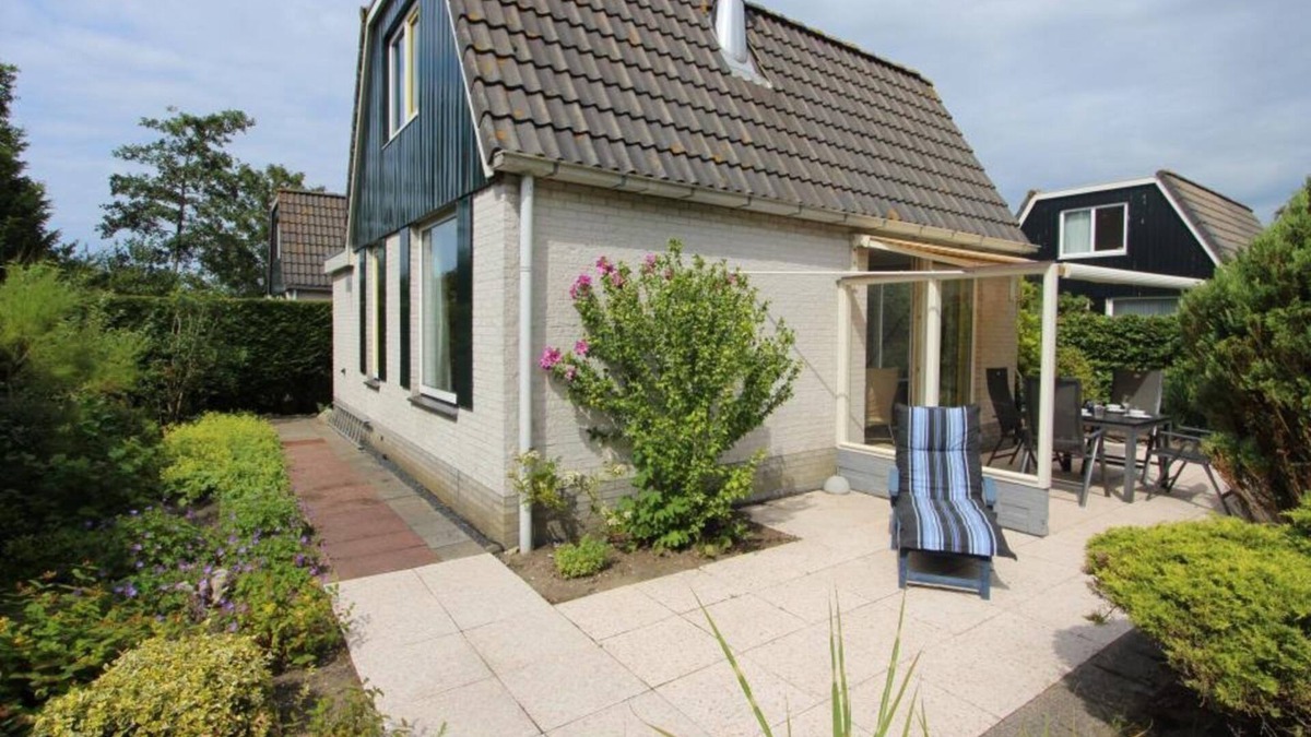 Egmond-Binnen House | Dune Bungalow directly against the dunes for 4 persons