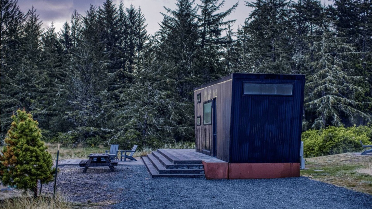 Coos Bay Cabin | Dune Cabin - The Dune Cabin is well-appointed and uniquely designed and comfortably sleeps 6 guests. Private bedroom with queen bed, open loft with twin beds, and dinette that converts to a full size bed