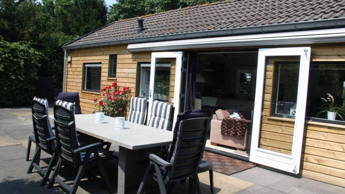 Egmond-Binnen House | Dune Chalet with sunny terrace directly against the dunes for 2 persons+ Baby