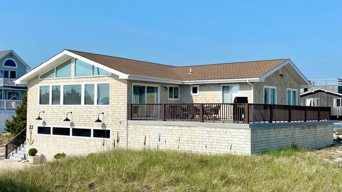 West Hampton Dunes House | 🌞 DUNE ROAD STEPS TO THE OCEAN - 4 BEDROOM HOME ⛱ 🌊