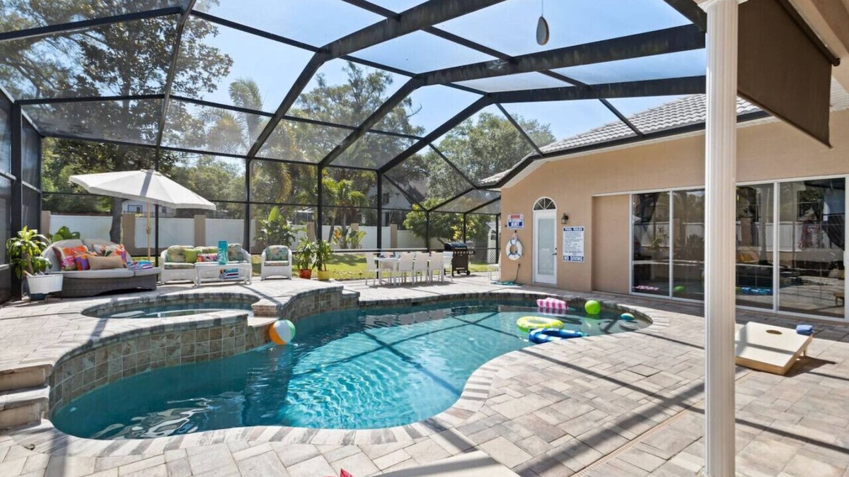 Dunedin Villa | Dunedin Lux 5BR Villa w/heated saltwater pool & spa, patio, putting green & BBQ