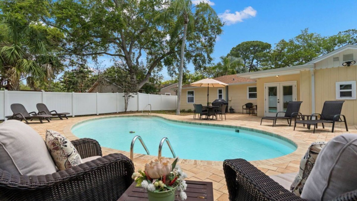 Dunedin House | Dunedin Pool Cottage ON Pinellas Trail