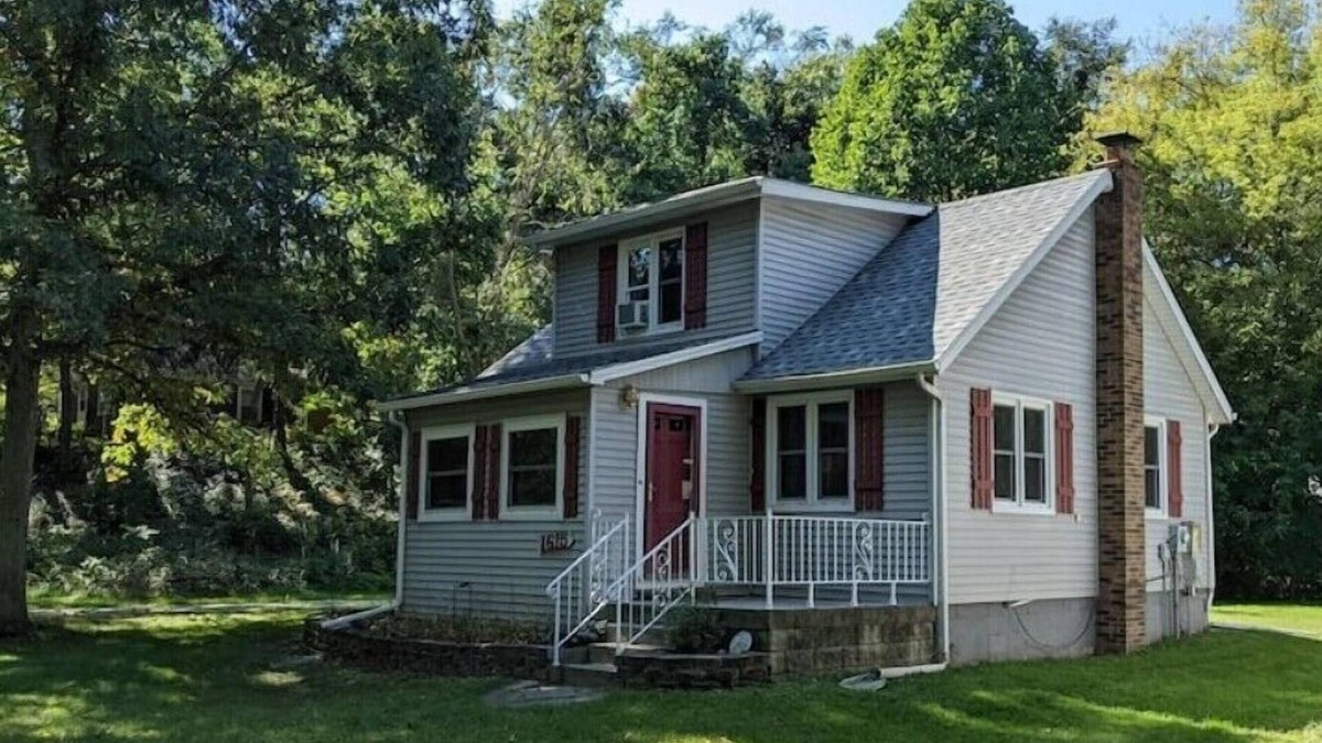 Town of Pines House | Dunes Cottage at Town of Pines Lake Michigan near Indiana Dunes Parks! n