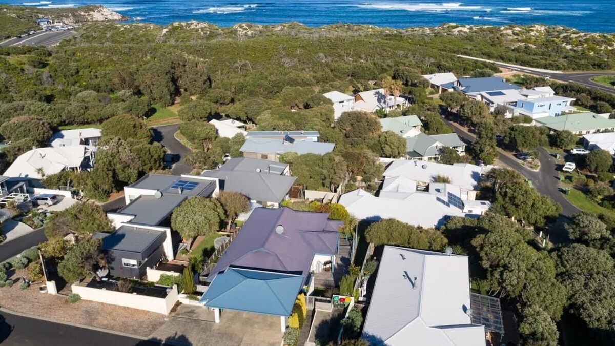 Gnarabup House | Dunescape Beach House (Great family house/suit couples and Pet friendly)