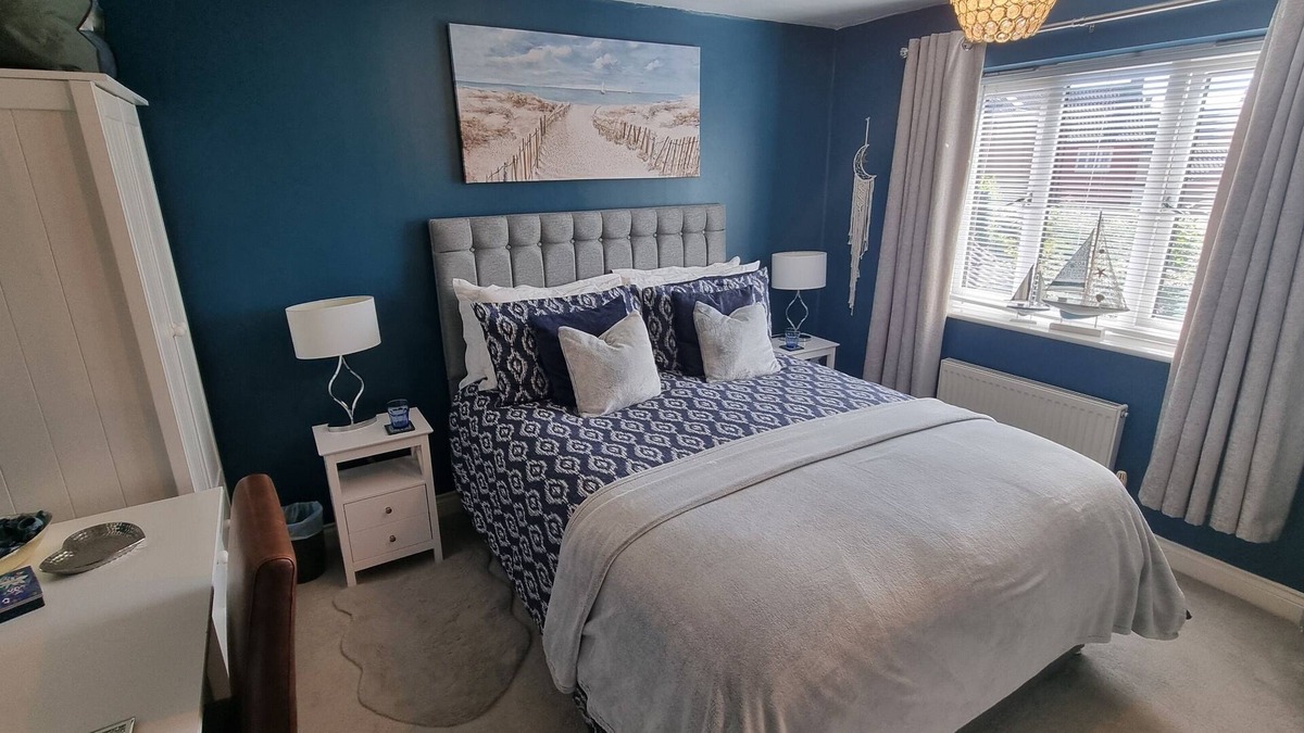 Weston-super-Mare Bed & Breakfast | Dungarvon House, Hot Tub, Garden, Summerhouse, & EV Charging