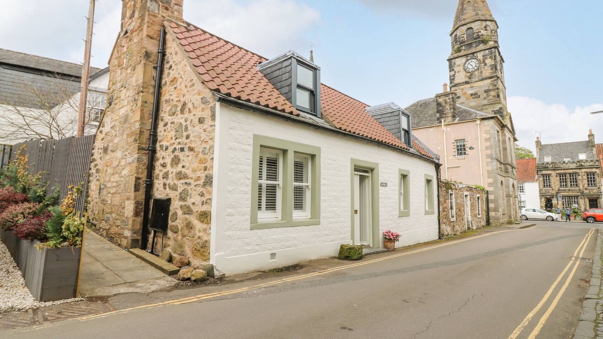 Falkland Cottage | DUNIRA, pet friendly, character holiday cottage in Falkland