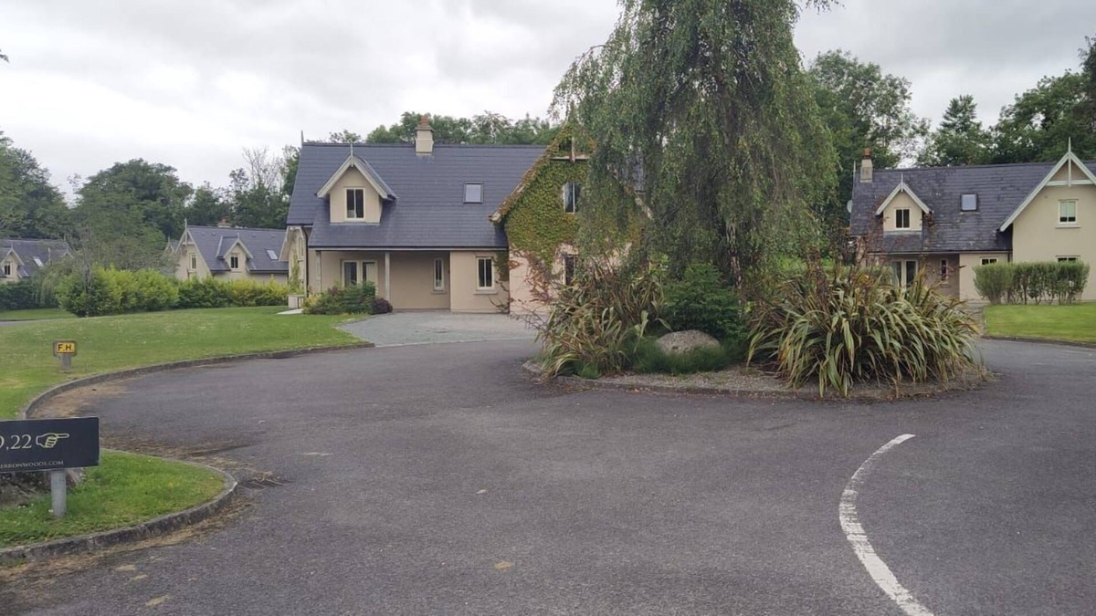 Kenmare Cottage | Dunkerron Woods 3 bed 4024 - sleeps 6 guests in 3 bedrooms