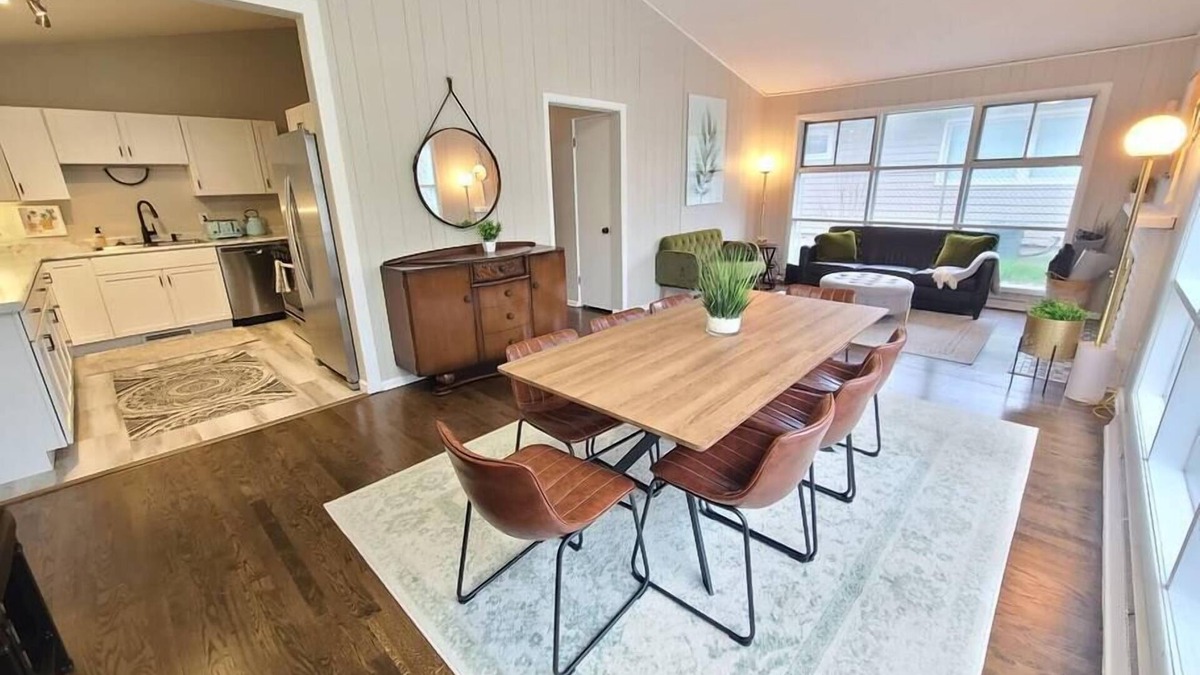 Miller Beach Cottage | Dunland Cottage W/hot tub, paddle boards, fire pit