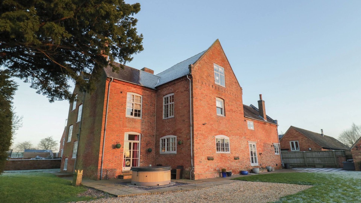 Tamworth Cottage | DUNNIMERE FARMHOUSE, pet friendly, with hot tub in Tamworth