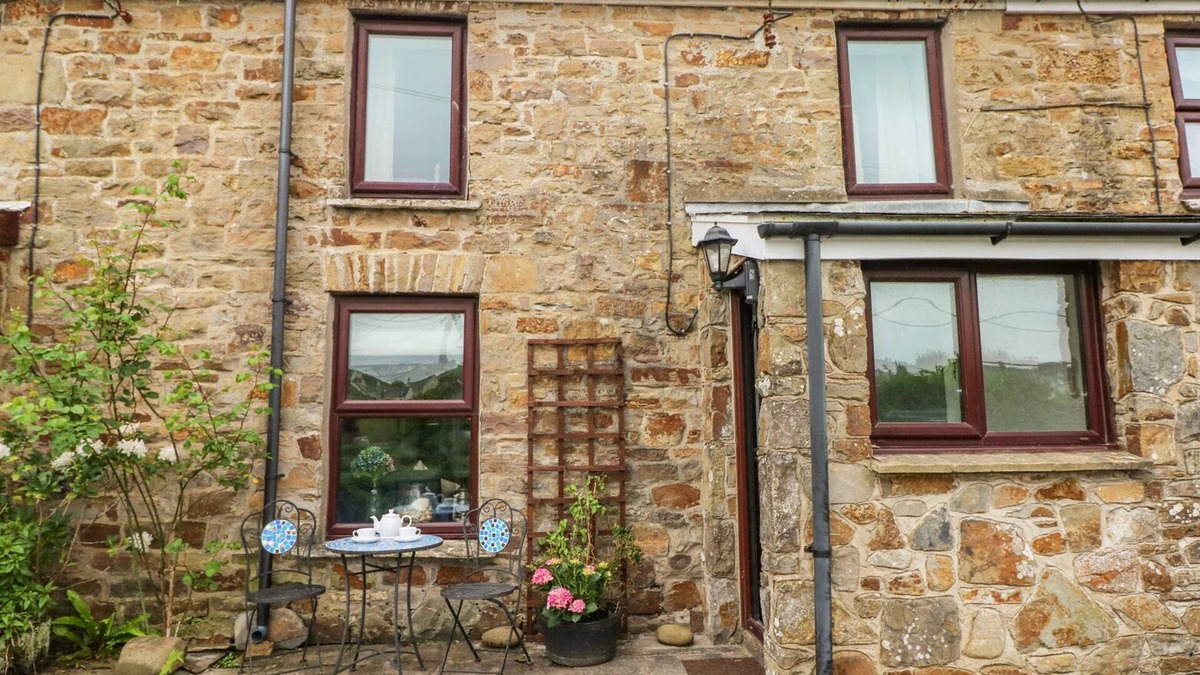 Little Haven Cottage | DUNNOCK COTTAGE, family friendly, with open fire in Broad Haven
