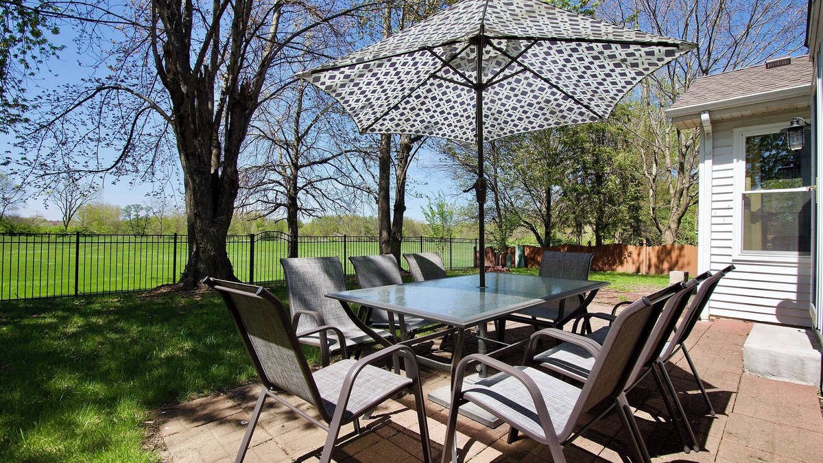 Bolingbrook House | Dupage River Retreat w/Chef's Kitchen & Fire Pit!