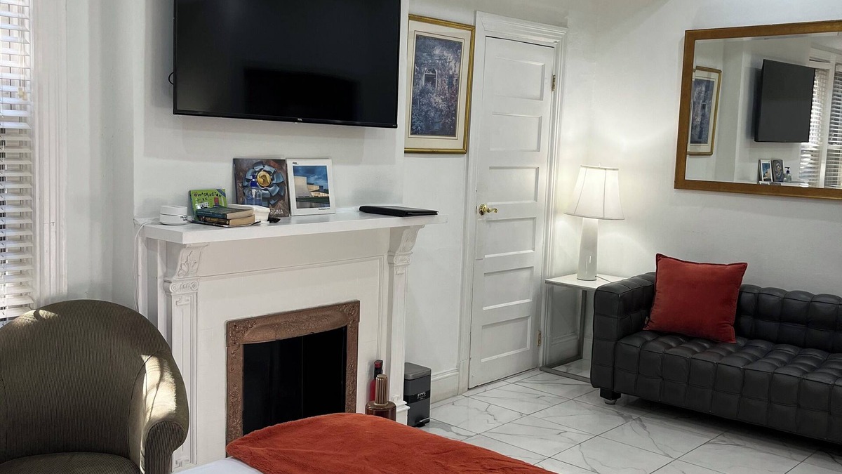 Columbia Heights Apartment | Duplex 2-Bedroom 1-Den located 2.5 Miles North Of The White House