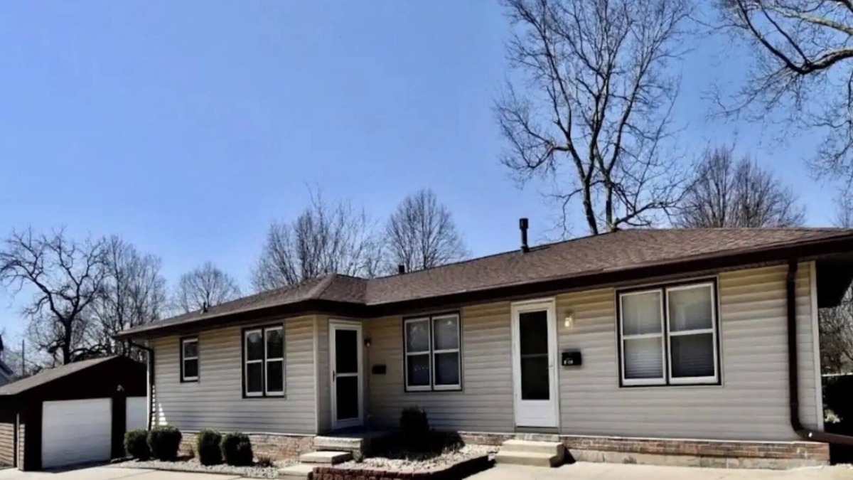 Bloomington House | Duplex 2 Beds 1 bath Unit WiFi ,Heat & AC in Bloomington Illinois