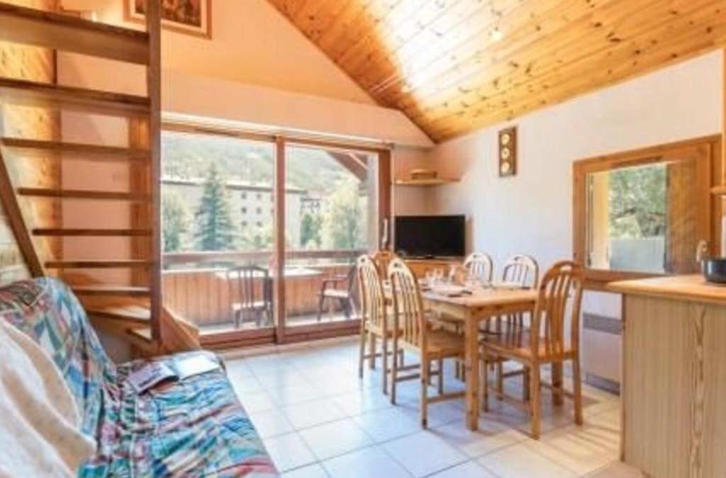 La Salle-les-Alpes Apartment | Duplex 3 pièces avec balcon, garage et 6 couchages à La Salle-les-Alpes, proche commerces et pistes - FR-1-330F-83