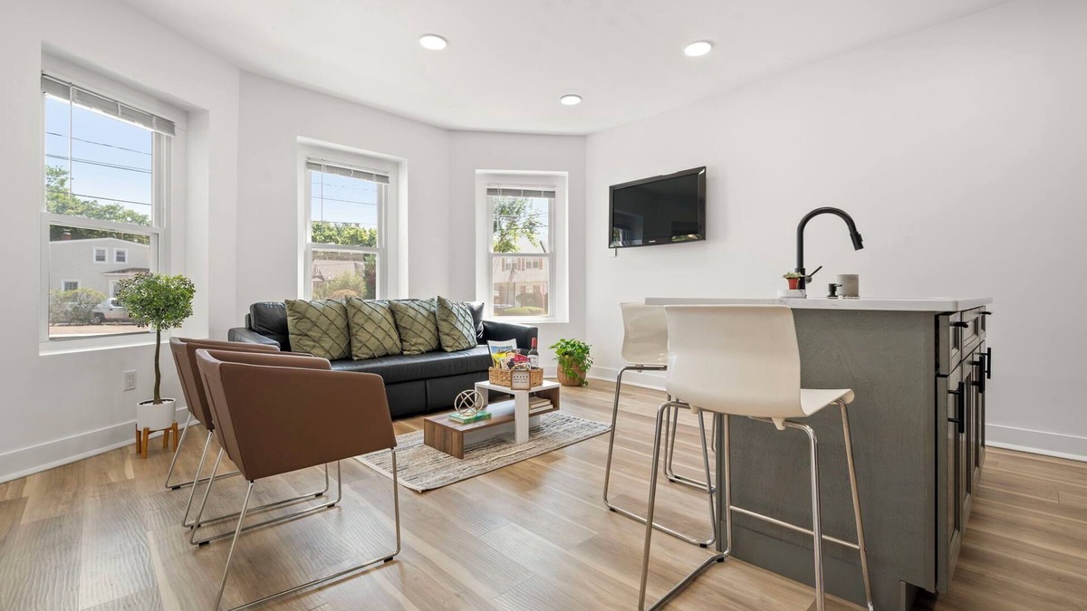 Paterson Apartment | Duplex 3BR Sleeps 10/Parking+Laundry Near NYC