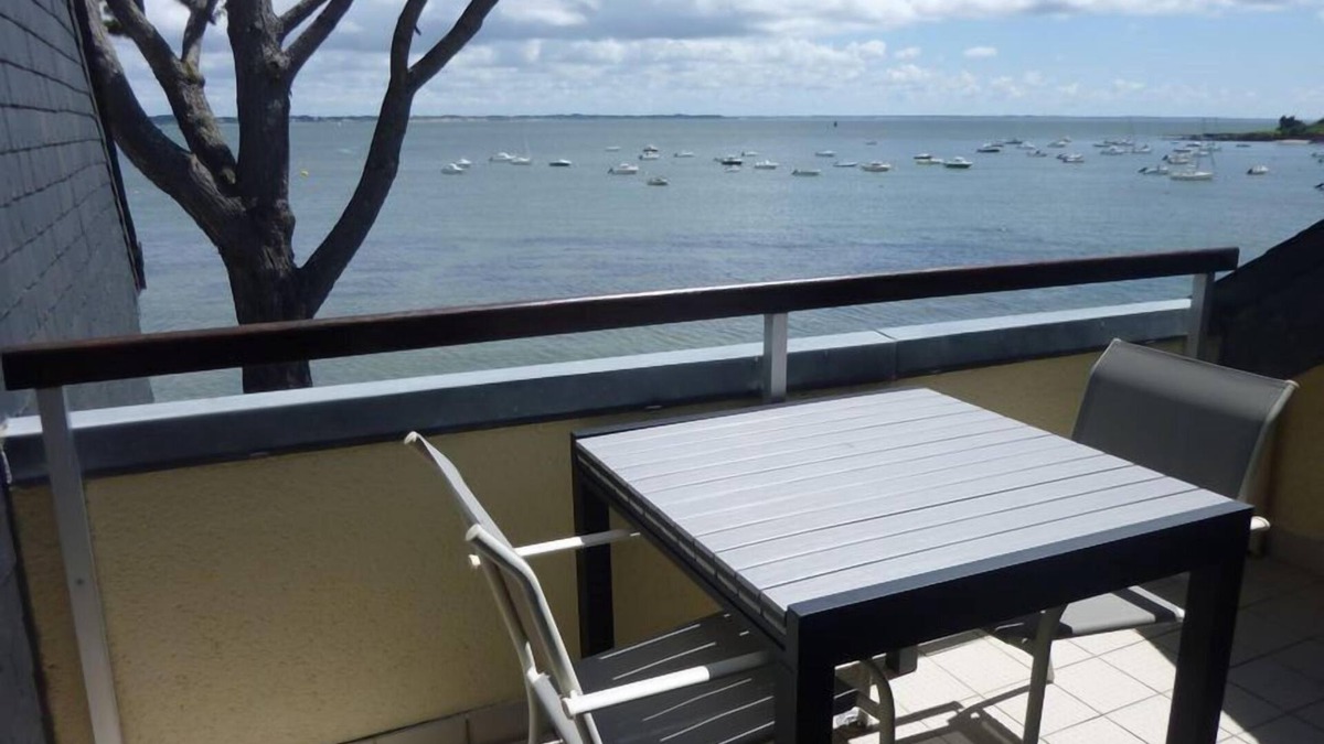 Kervoyal Apartment | Duplex apartment, feet in the water