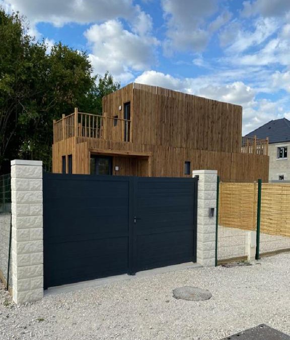 La Chapelle-Saint-Mesmin House | Duplex atypique en bois entre ville et verdures