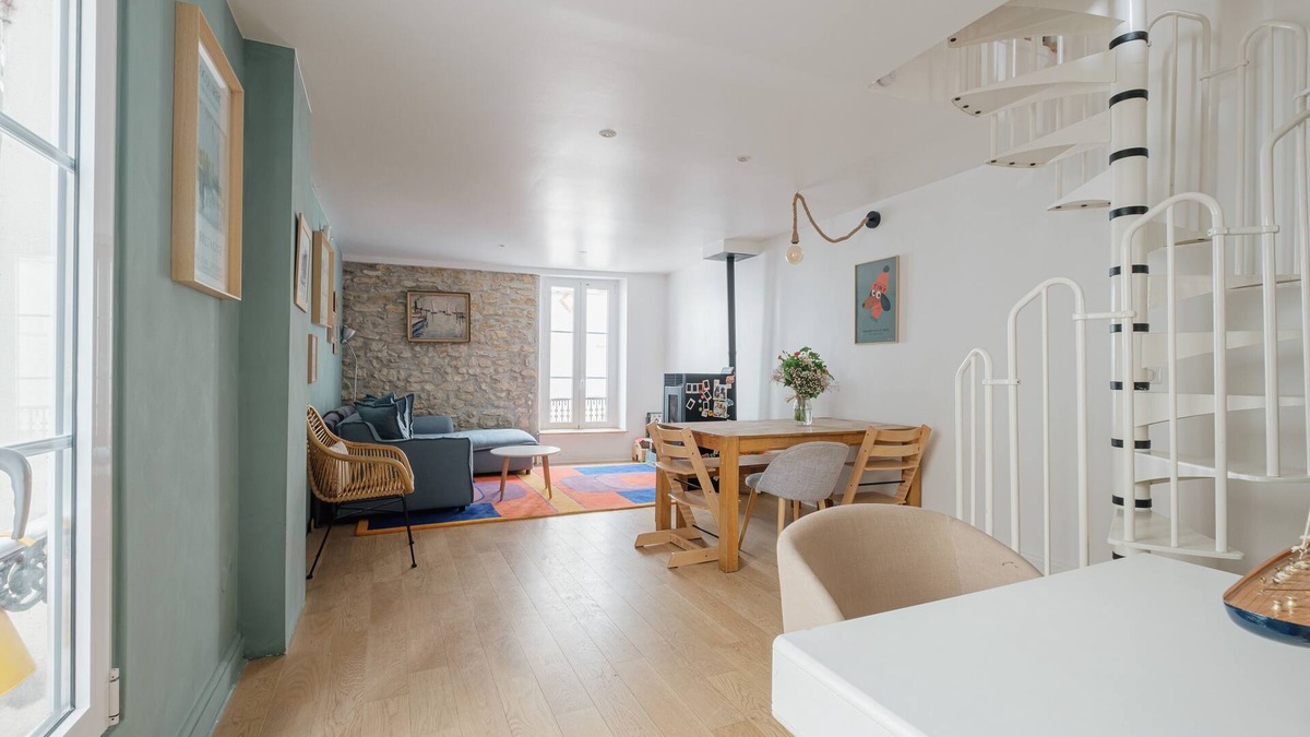 Saint-Lambert House | Duplex Dreams, by Veeve
