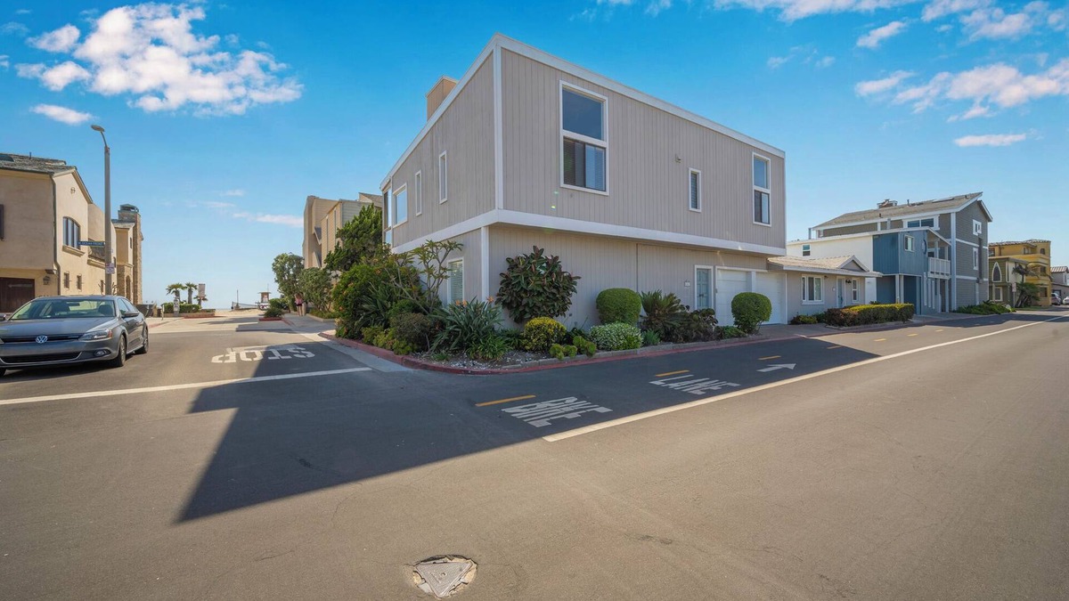 Santa Ana Heights Apartment | Duplex home only 1 home from the Sand in W. NPB