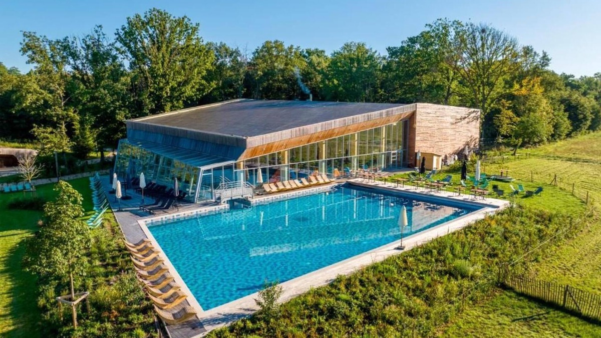 Maubray Villa | Duplex in Tournai with Lake Views