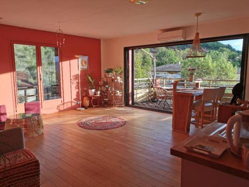 Salasc House | Duplex Orange Oasis