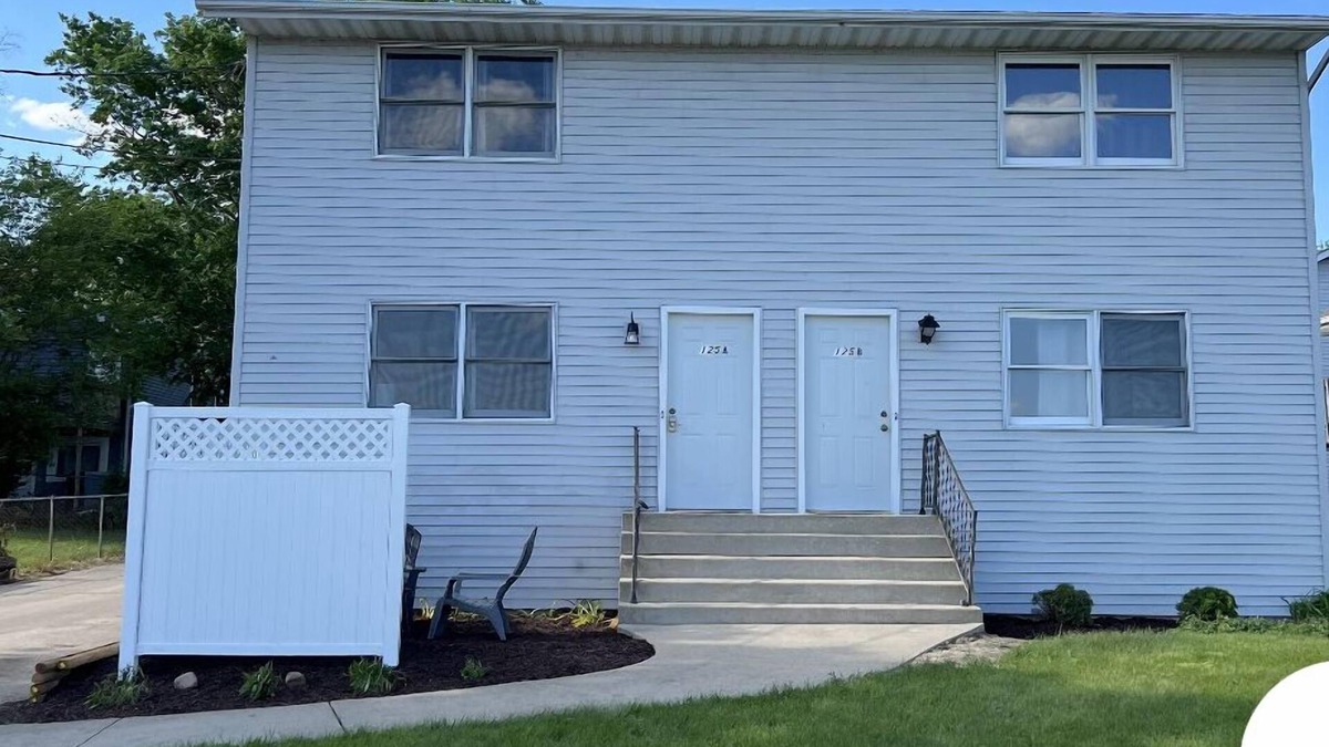 Byron House | Duplex overlooking Rock River