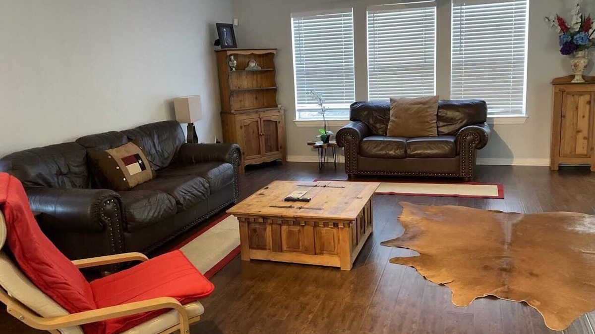 Parker Lane House | Duplex type 3 story Townhouse-3 mins to downtown!