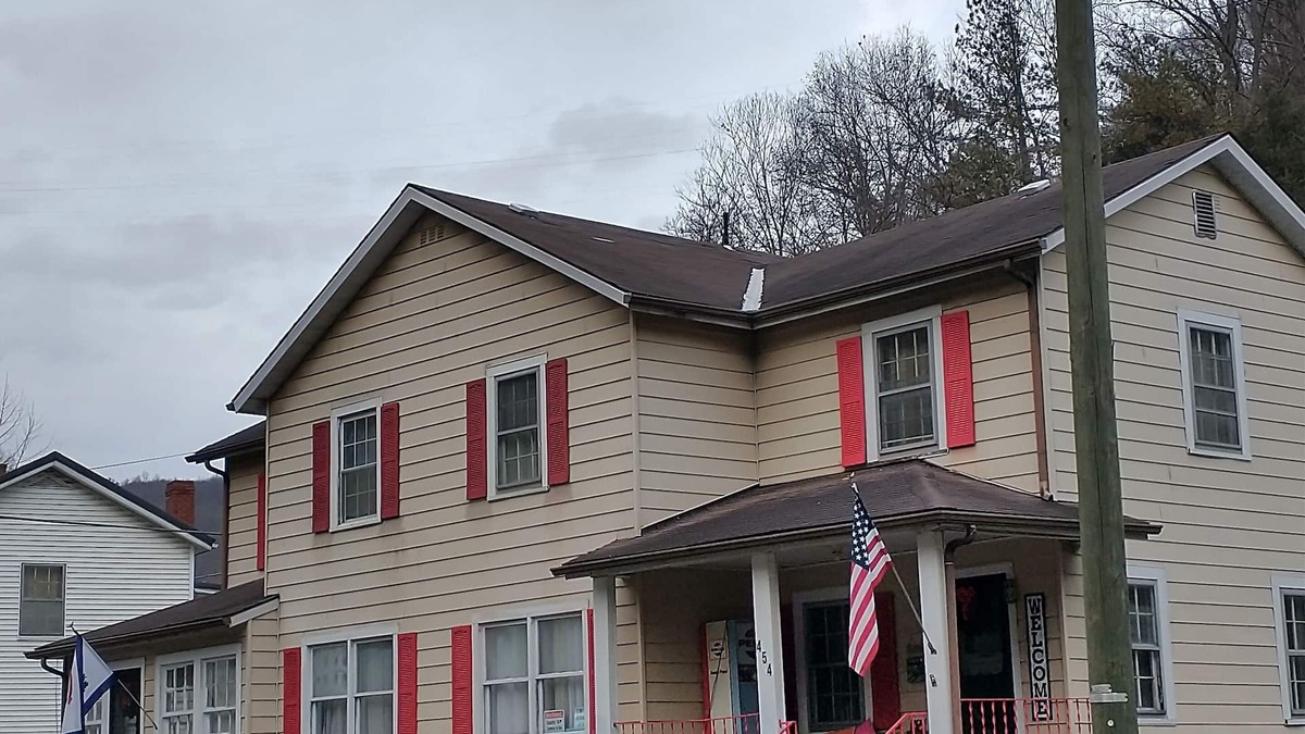 Kyle Cabin | DUPLEX.WITHIN A MILE OF THE HATFIELD MCCOY TRAILS