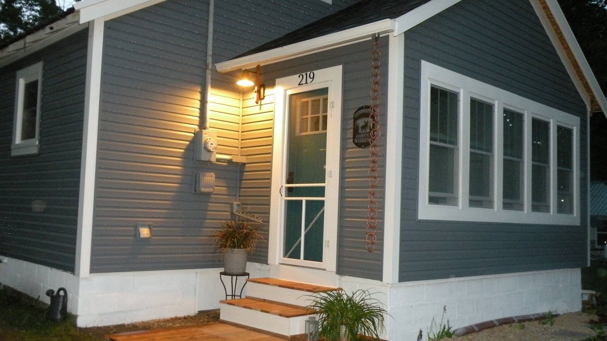 Mackinaw City Cottage | “Dutch Harbor”-Mackinaw City Cottage- only Sept. days avail are 7-11. Book now!