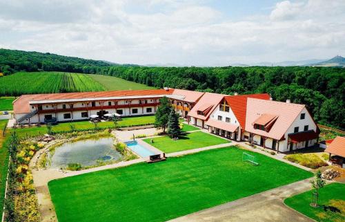 Budyne nad Ohri Hotel | Dvůr Perlová voda