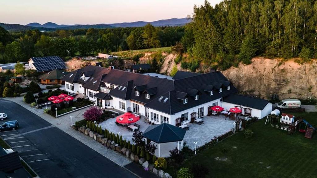 Milkow Apartment | Dwór Skalny Apartamenty, Pokoje i Restauracja Karczma Skalna