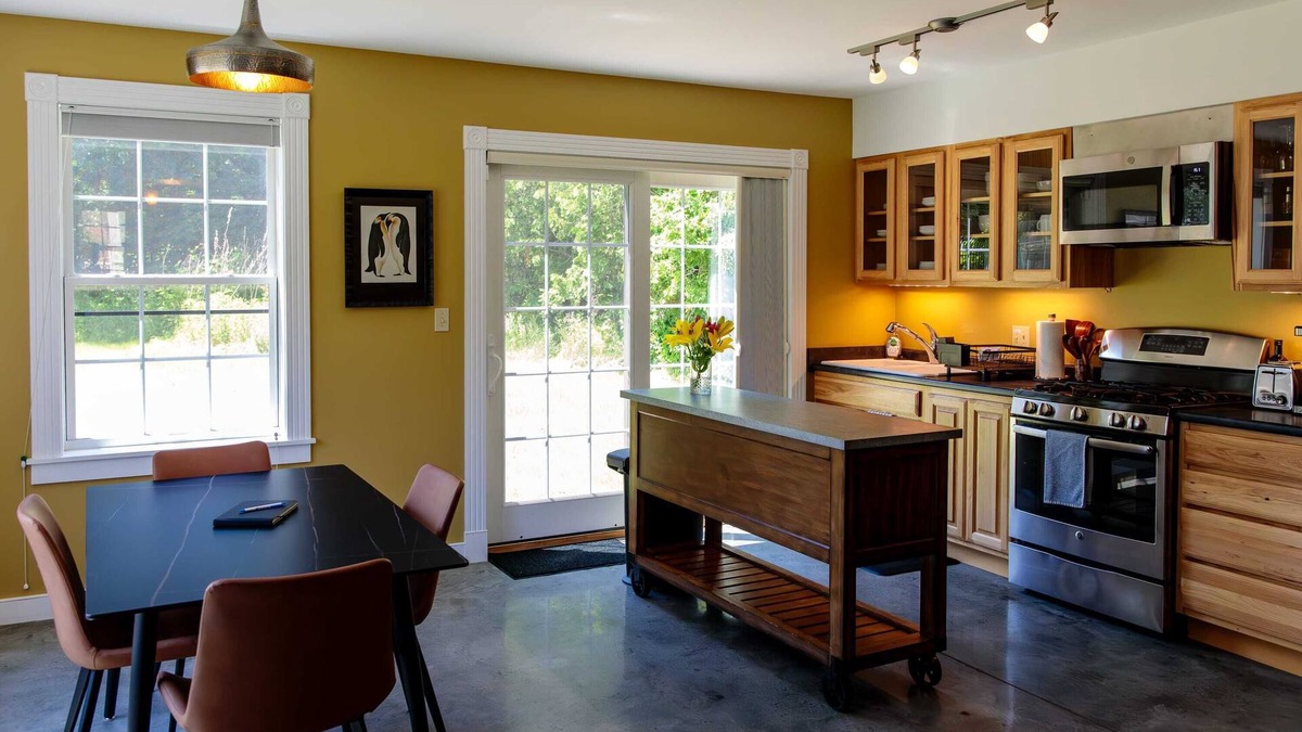 Old North End House | Dwntwn w/Prvt Rooftop, Soaking Tub, EV Charger
