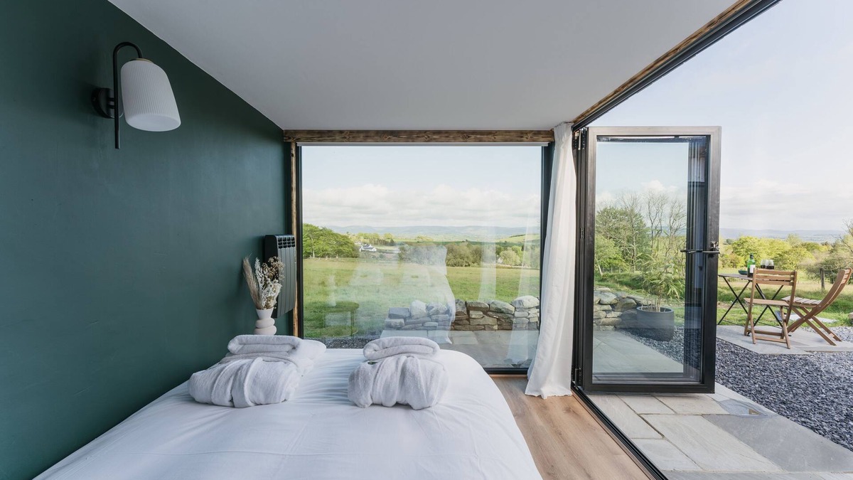 Bethania Cabin | Dyffryn Ceri - luxury converted shipping container