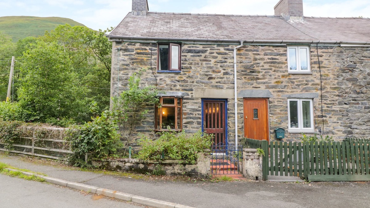 Mawddwy Cottage | DYFI COTTAGE, pet friendly, character holiday cottage in Dolgellau