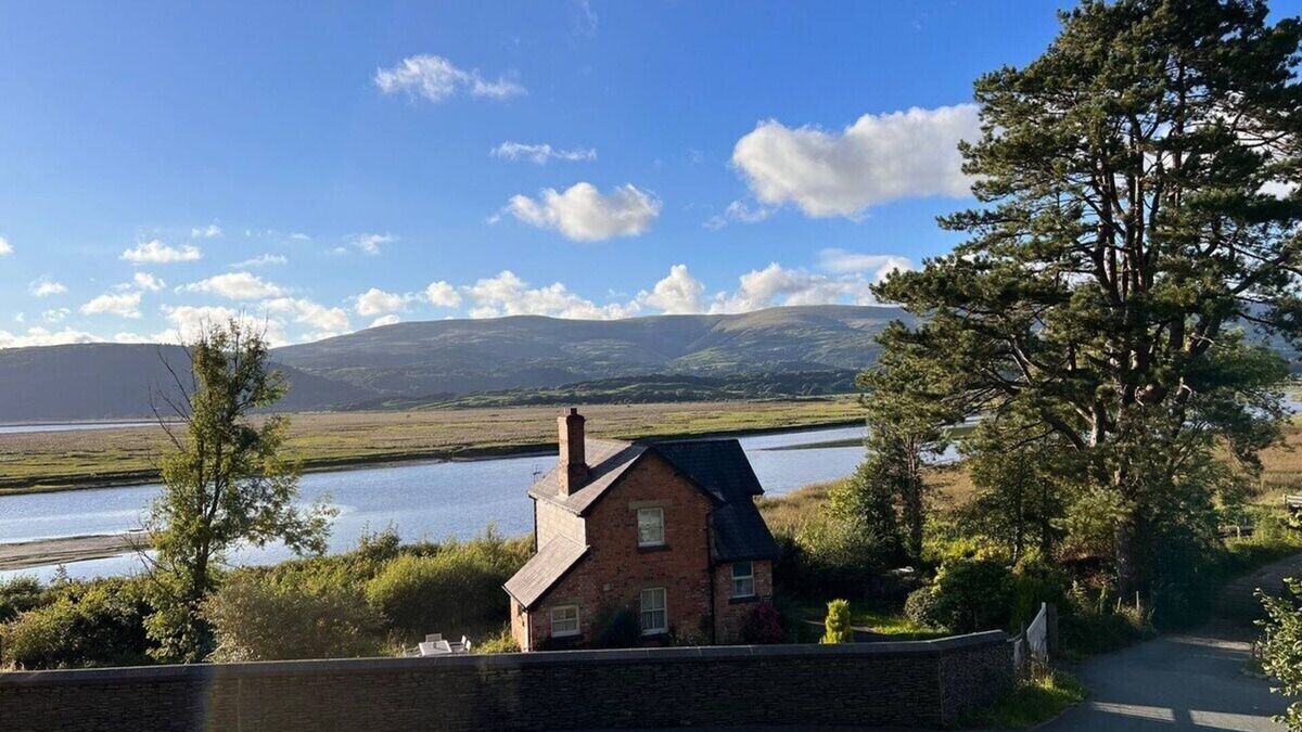 Cwrt Cottage | Dyfi Hideaway - Stunning Snowdonia Valley Views