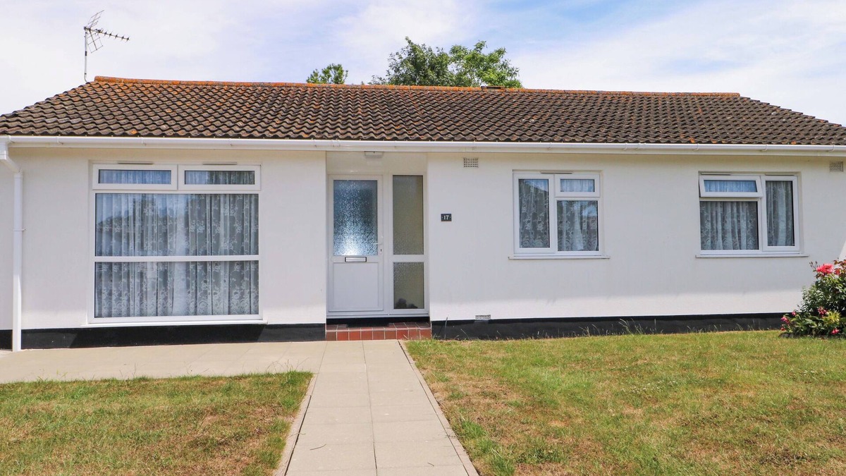 Burmarsh Cottage | DYMCHURCH BUNGALOW, pet friendly, with a garden in Dymchurch
