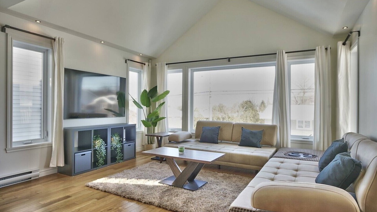 Sherbrooke House | Dynamite 2-Bedroom House WiFi Garage Sleeps 6