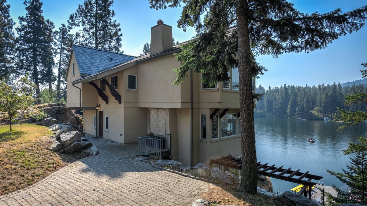 Post Falls House | Dynamite View that will have you feeling like you are sitting in the osprey nest