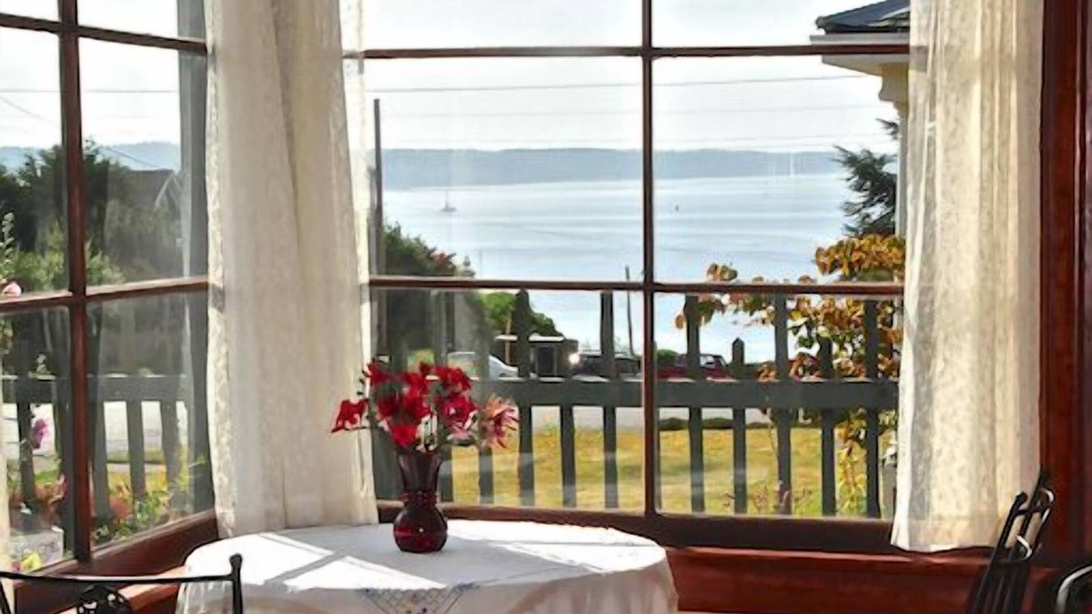 Port Townsend Historic District House | DYNAMITE WATER VIEW. WATCH BOATS & FERRY SAIL-BY. 4 MINUTE WALK TO DOWNTOWN