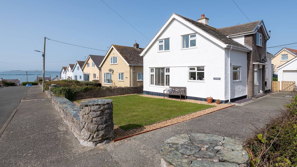 Rhosneigr Cottage | Dysynni - a modern, spacious family holiday home in Rhosneigr