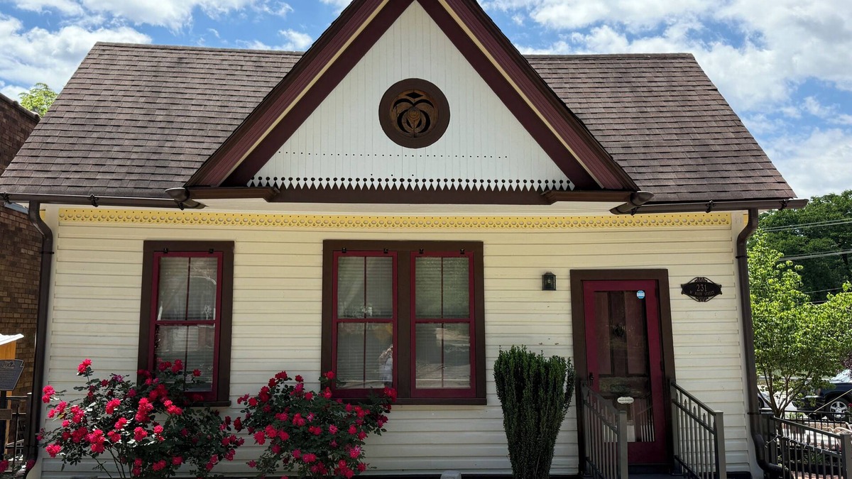 Jonesville Cottage | E&A Cottage in heart of downtown Elkin