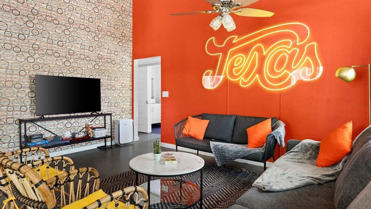 Govalle House | E. Austin Family Hangout! Pool & BBQ -Fully fenced