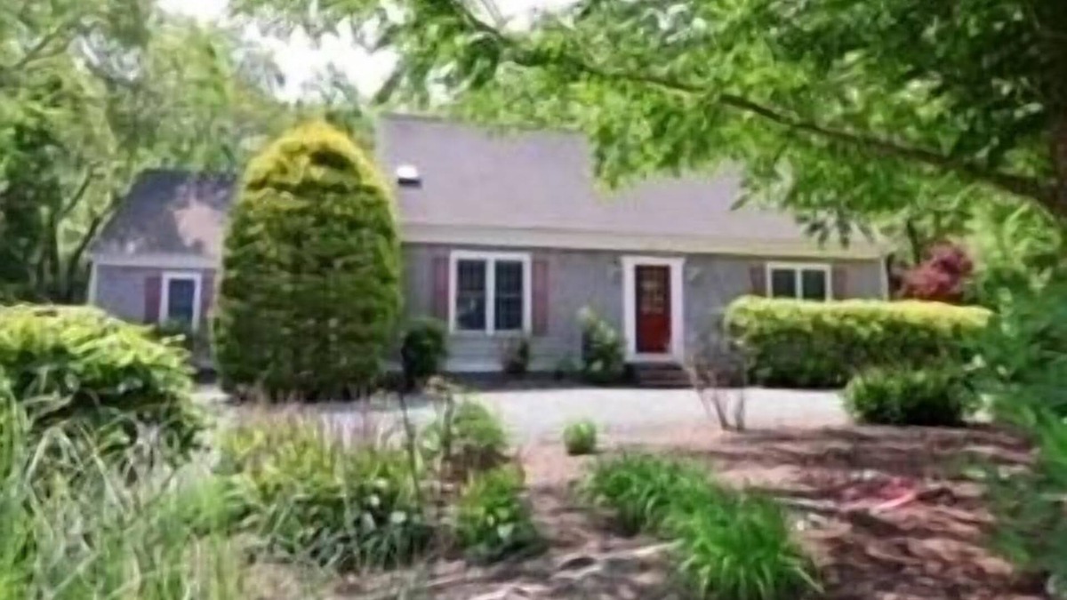 East Dennis House | E Dennis Quintessential Cape home 4 Full Baths,5 BR CTRL A/C-NO PETS/SMOKE