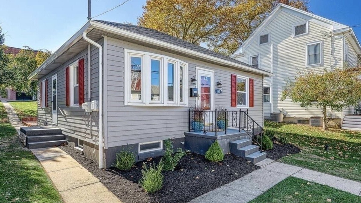 Dallastown House | E Maple-The Pleasant Home-Comfort & Ease