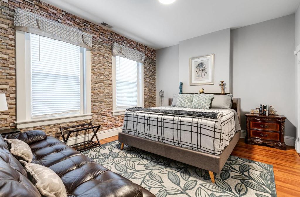 Museum District Apartment | E2 Centrally located in Carytown fully fenced