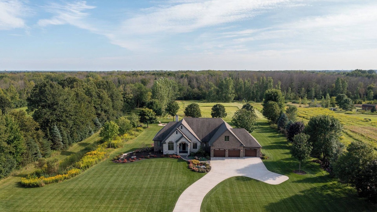 Appleton House | EAA AirVenture 2025! BUSINESS trips.room to land a HELICOPTER!