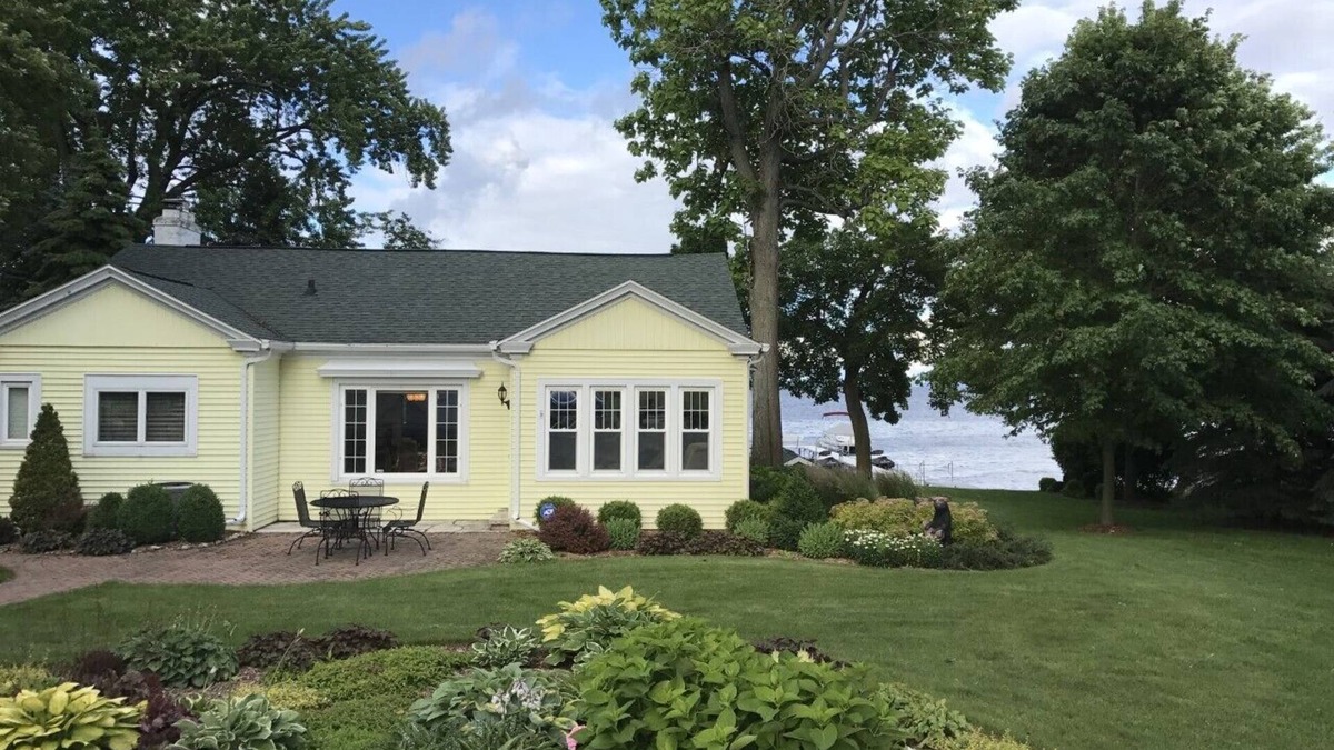 Black Wolf House | EAA Dream Home: Immaculate Lake Front Home 5 miles from EAA