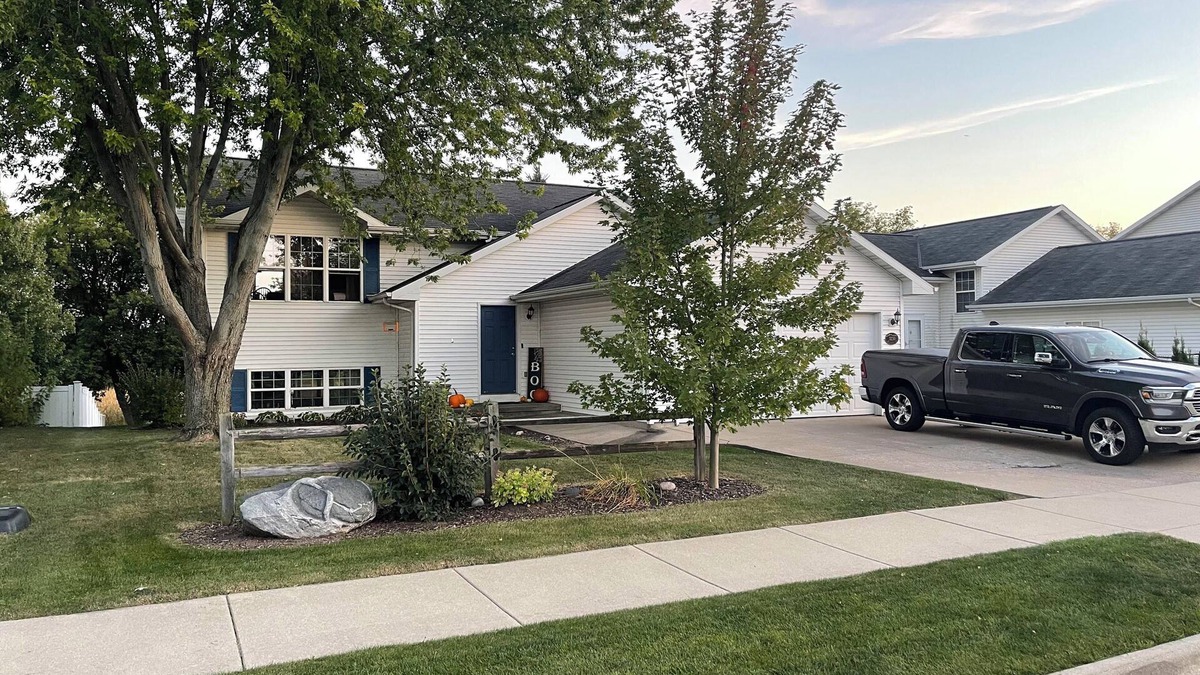 Oshkosh House | EAA House! Cozy sub division home within 2 miles of EAA grounds!