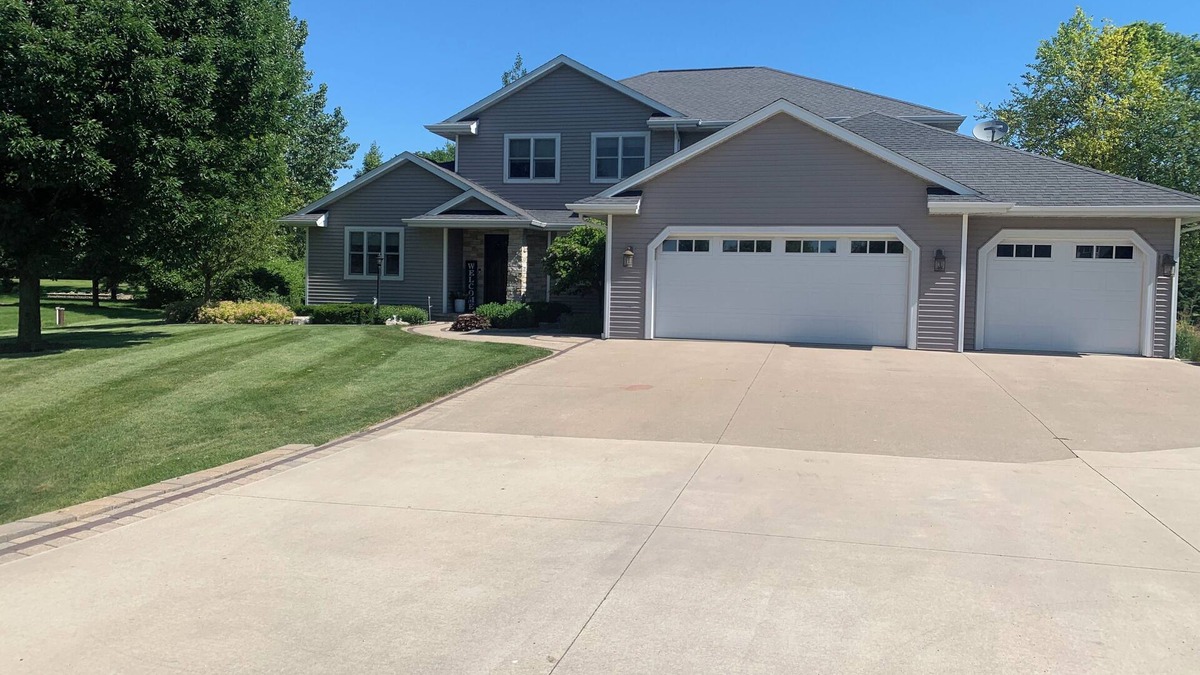 Fond du Lac House | EAA House luxurious inside and out