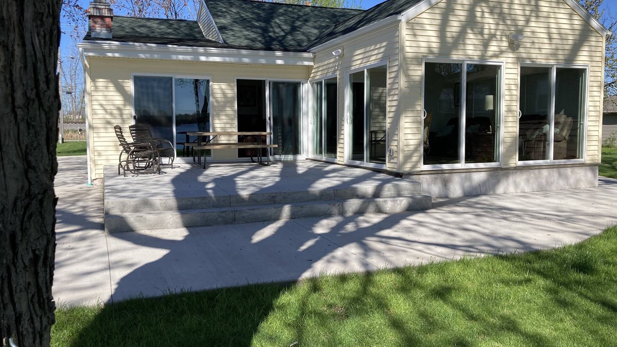 Neenah House | EAA Rental Available - Gorgeous Water Front Property - 25 min from EAA